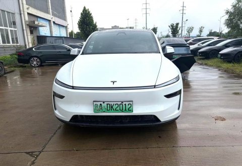 Tesla Model Y  2026– Only 2,200 km (Near-New)